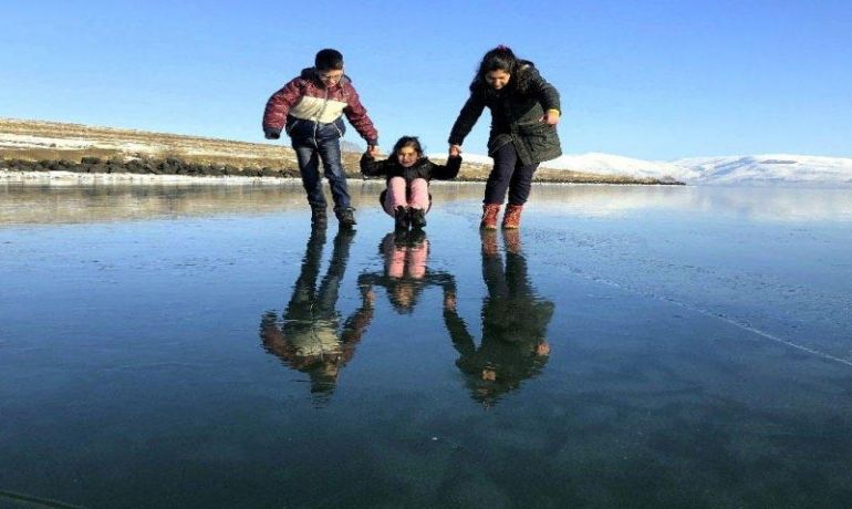 Türkiyədə göl buz bağladı - FOTO