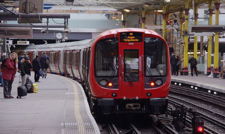 London metrosunda hərəkət qismən dayandırılıb