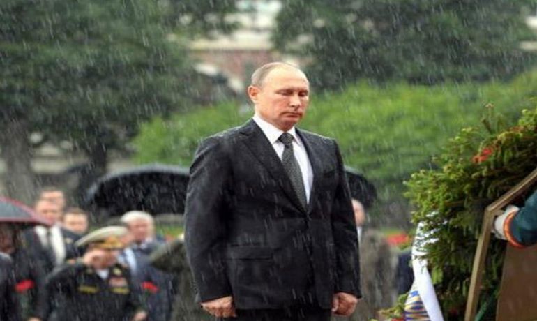 Putin leysana baxmayaraq naməlum əsgərin məzarına 