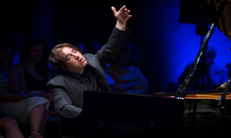 Məşhur musiqiçinin konsertində azan sədası yüksəld