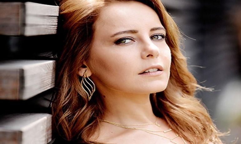 19 yaşında çəkdirdiyi çılpaq fotoları 25 minə sild