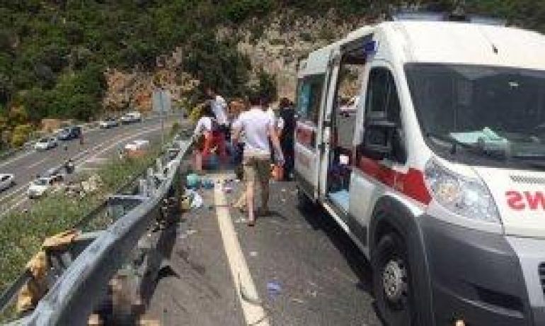 Türkiyədə turist avtobusu yük maşını ilə toqquşdu