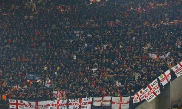 Biri nasist işarəsi tutub, digəri isə Hitlerin bığ