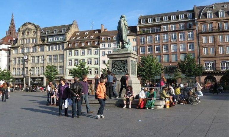 Strasburqun mərkəzi meydanından insanlar təxliyə e