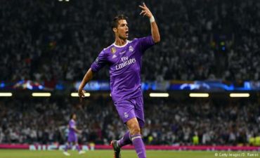 Ronaldu yenə əfsanələrlə bir sırada