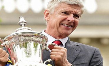 Arsen Venger medallarını paylayır