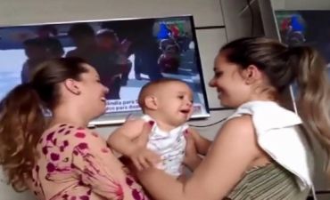 Anasının əkizini görən körpə nə edəcəyini bilmədi 