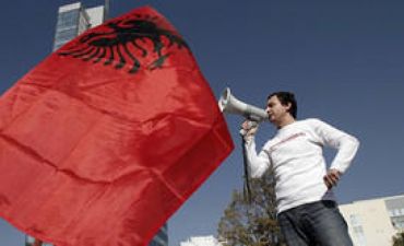 Albaniyada minlərlə insan etiraz aksiyası keçirdi