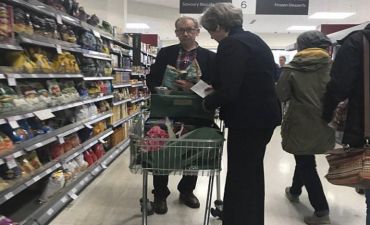 Britaniyanın baş naziri supermarketdə, alış-verişd