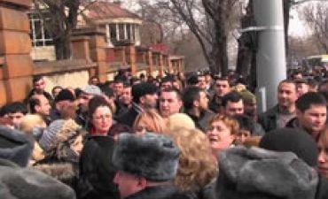 İrəvanda etirazçılar avtomobil yolunu bağlayıb