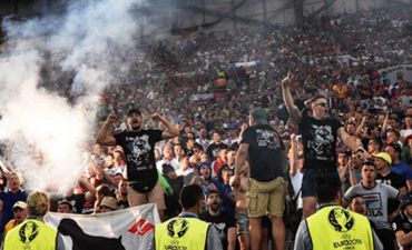 Fanatlar stüardları küt alətlə yaraladılar