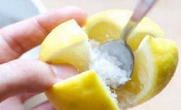 Yatarkən yanınıza limon dilimləyib içinə duz tökün