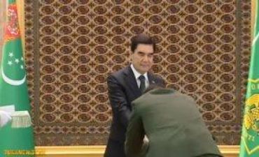 Türkmənbaşı medal paylayır, icra başçıları ikiqat 