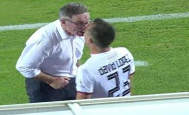 Futbolda bu da oldu - Baş məşqçi oyunçuya 