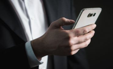 Virtual qadın siyasətçi seçicilərlə ünsiyyət qurur