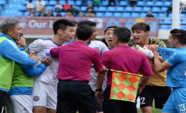 Mühafizəçilər futbolçuları dəyənəklə döydü - FOTO