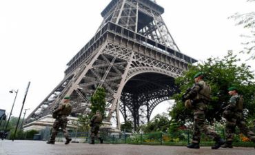 Parisdə təşviş: bıçaqla silahlanıb Eyfel qülləsinə