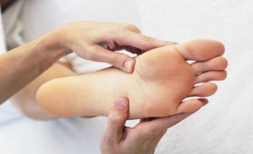 Diabetik ayaq: ağrı hissinin itməsi ağırlaşmanın b