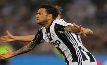 Futbolçu jurnalistin belinə mindi - VİDEO