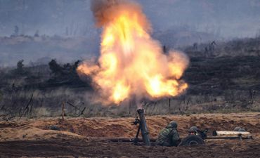 Düşmən mövqelərimizi tanklardan