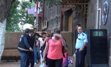 Qarsda 14 azərbaycanlı qadın saxlanıldı