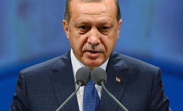 Ərdoğan şəhidlər üçün Quran oxudu - FOTO