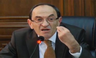 Putinin dalından təpik vuraraq 