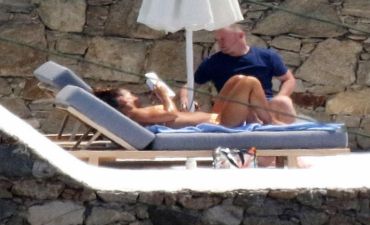 Runi şezlonqdakı xanımını öpməyə çalışdı, kamerala