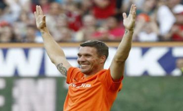 Podolski rəsmən Yapon klubunda