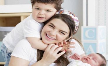 Pelin Karahan iki oğlu ilə - FOTO