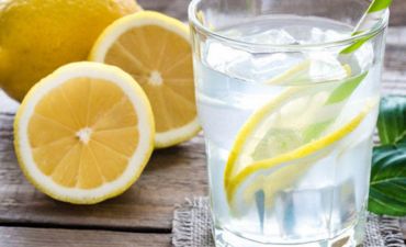Sağlamlığın sadə resepti: limon və su