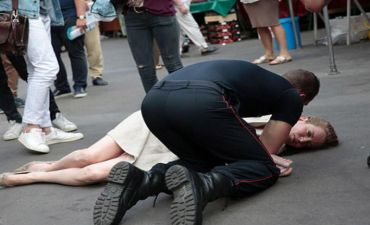 Məşhur qadın siyasətçi təhqir olundu, huşunu itird