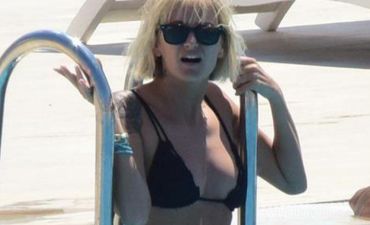Fotoqrafları görən model özünü itirdi - FOTO